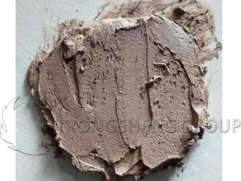 Béton réfractaire Rongsheng installé dans un four de ciment, montrant son intégrité après plusieurs années d'utilisation intensive.