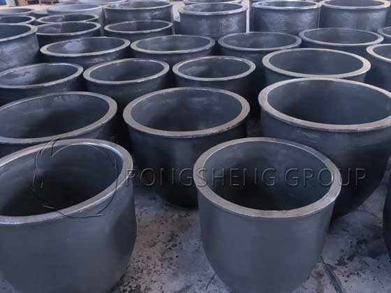钢铁生产环境中的工业工人检查高温定制硅碳耐火砖