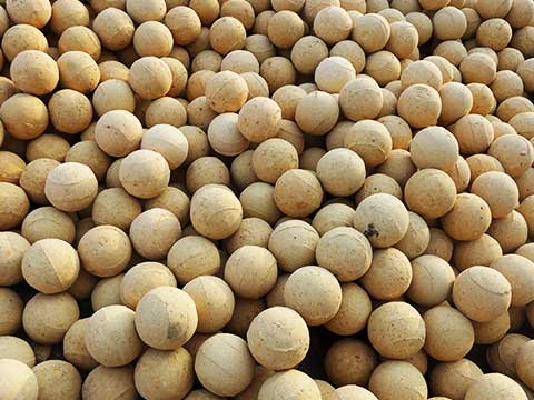High-alumina fireballs arranged in a circular pattern inside a hot blast stove, showing uniform size and texture