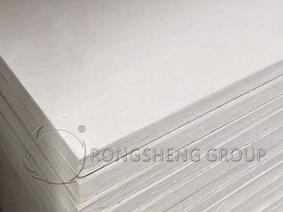 Manta de fibra cerámica para aislamiento en hornos industriales de alta temperatura