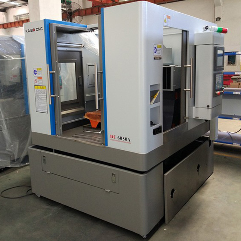 Equipe técnica realizando manutenção preventiva na fresadora DC1417