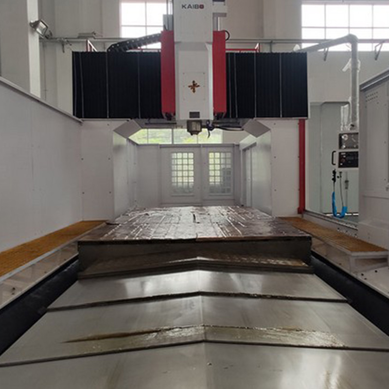 DC1317 em operação com moldes grandes sendo usinados, mostrando precisão e estabilidade do sistema de guias lineares.