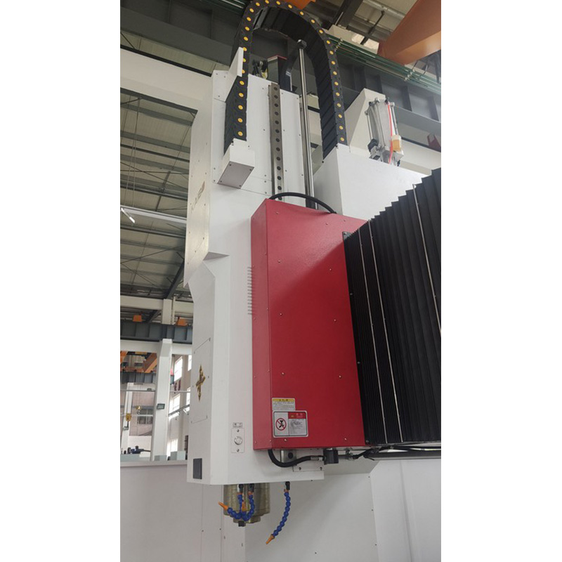 Comparison of BT40 vs CAT40 spindle interfaces showing rigidity and torque differences in automotive die machining applications.