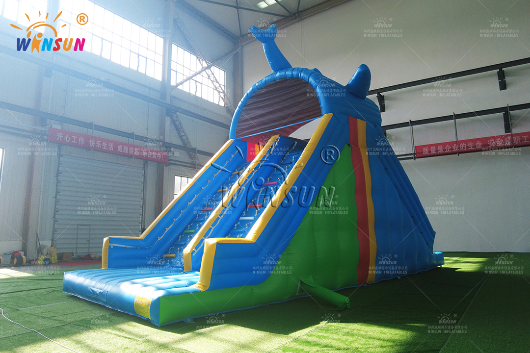 Vista frontal del WINSUN Blue Marble Four-Lane Water Slide en un parque infantil