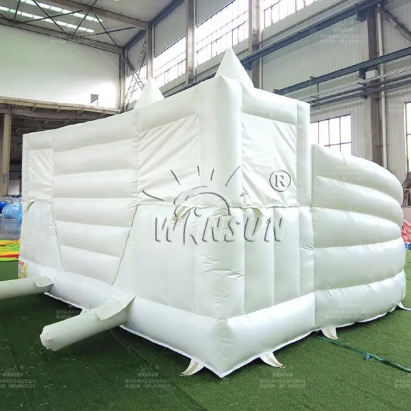 https://shmuker.oss-accelerate.aliyuncs.com/data/oss/60f0582b801008393c7f4eca/60f05ed4801008393c7ff3c7/20251017140323/Commercial_White_Inflatable_Slide_High_Traffic_Capacity.jpg
