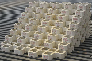 Installation of high-density zircon bricks in a non-alkali glass furnace