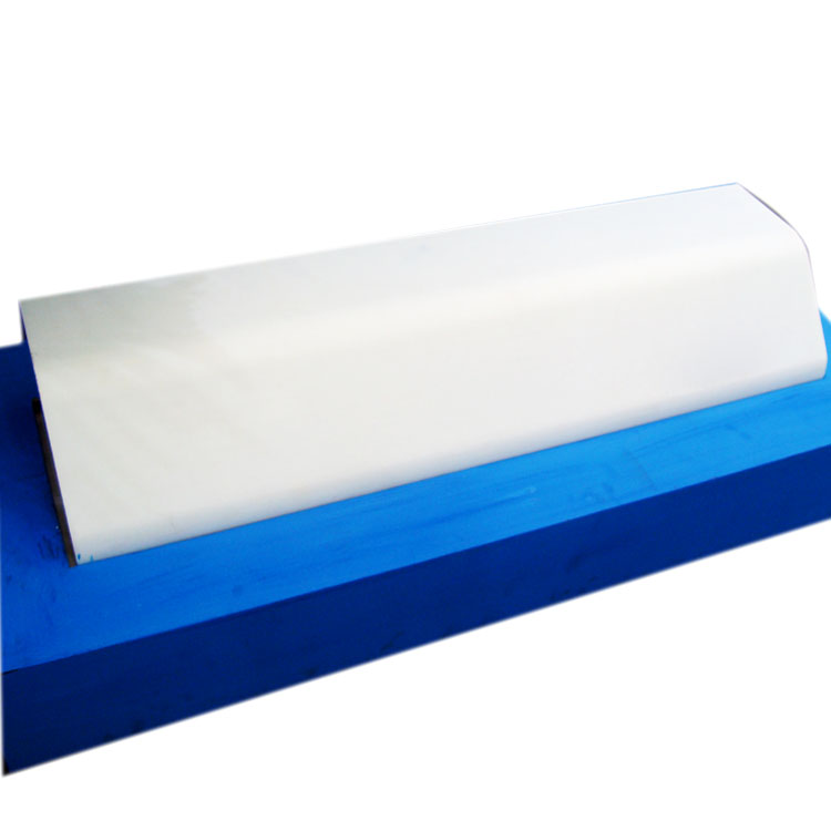 Equipo técnico instalando ladrillos TY-M en un horno de vidrio industrial durante una jornada de mantenimiento preventivo.