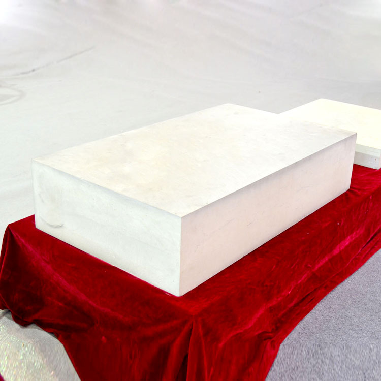 Сравнение структуры AZS33# и обычного муллитового блока под микроскопом — показывает более плотную и однородную микроструктуру AZS33#