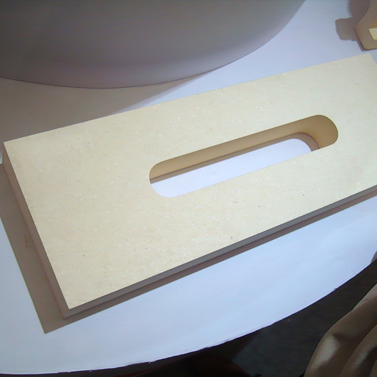 不同气孔率耐火砖在高温下的微观结构对比图，展示气孔分布密度差异对热应力影响