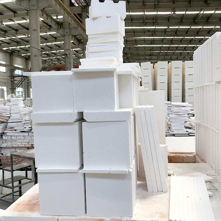 Schéma montrant les zones critiques d'un four à verre et les matériaux réfractaires adaptés à chaque section