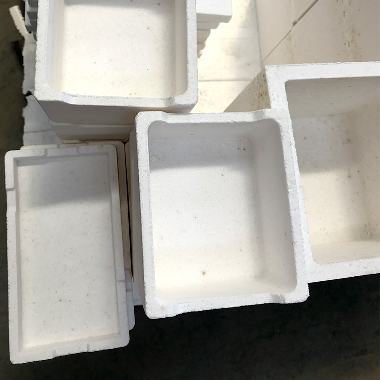 High alumina insulating bricks in an arc furnace