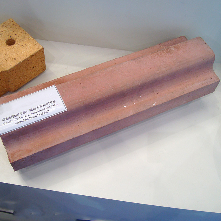 Comparaison visuelle des briques magnésio-chromiques vs magnésite classique sous forte chaleur