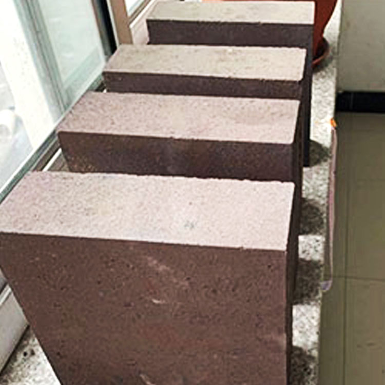 Composite corundum-mullite kiln tray installed in a high-temperature magnetic material sintering furnace