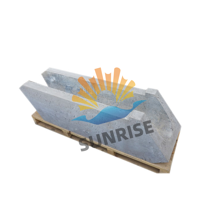 Zero expansion silica bricks in a glass kiln