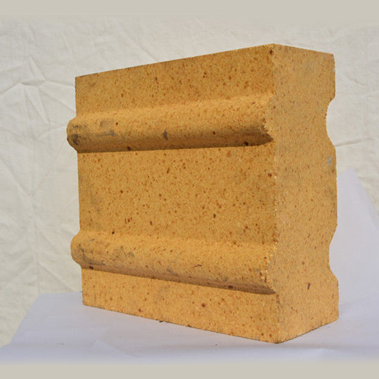 高致密锆砖在玻璃窑炉熔池底部的应用剖面图，展示其致密结构与周围材料对比