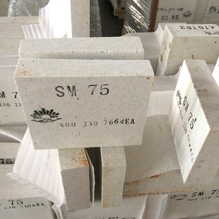 Microstructure of composite corundum-mullite tray showing reduced microcracks under optimized sintering conditions