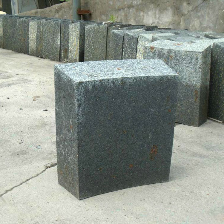 Comparison of microstructure between traditional high-alumina brick and andalusite brick showing crack distribution and mullite formation