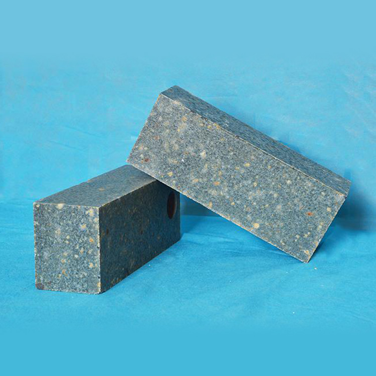 Silicon nitride - bonded silicon carbide bricks in metallurgical blast furnaces