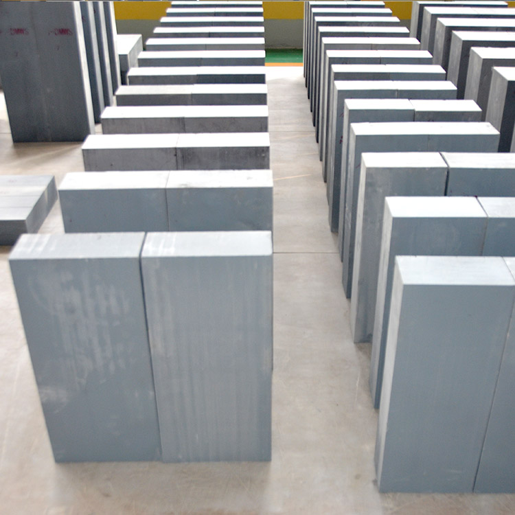 رسم بياني يظهر مقارنة استقرار الطوب التقليدي مقابل الطوب السيليكا عالي الجودة تحت درجات حرارة عالية