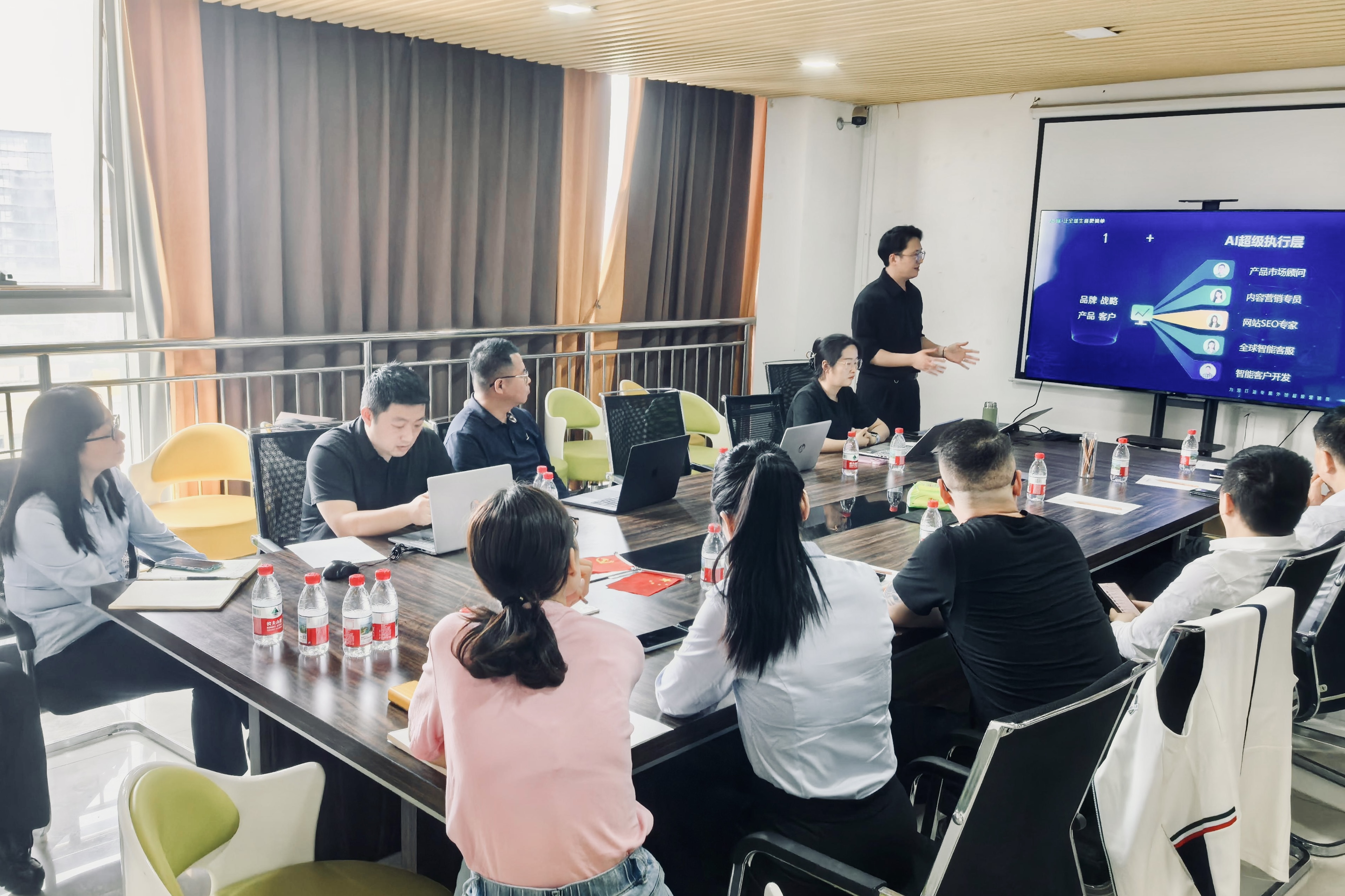 全球地图展示了人工智能驱动的跨时区多语言客户服务覆盖范围