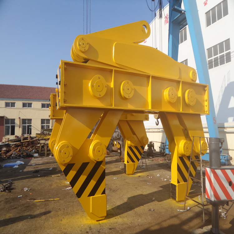 High - strength alloy steel slab tongs in operation