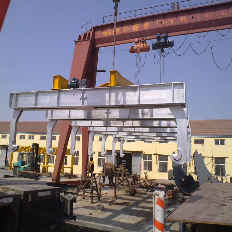 Power-driven steel plate clamp in steel production facilities