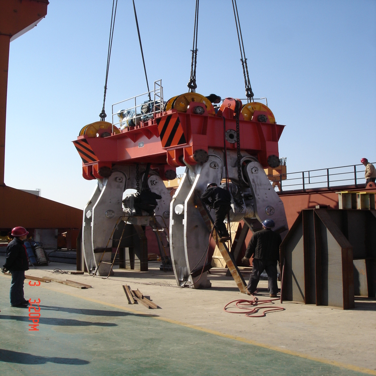 High-strength alloy steel plate billet clamp in action at a steel plant, showing stable grip on a 300-ton billet.