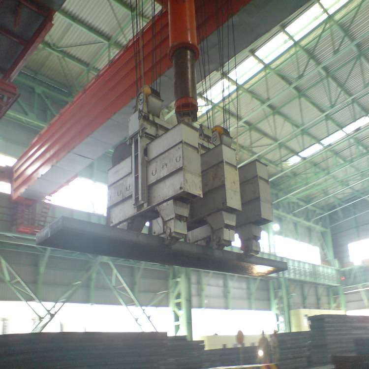 The high - efficiency steel plate grabber in operation