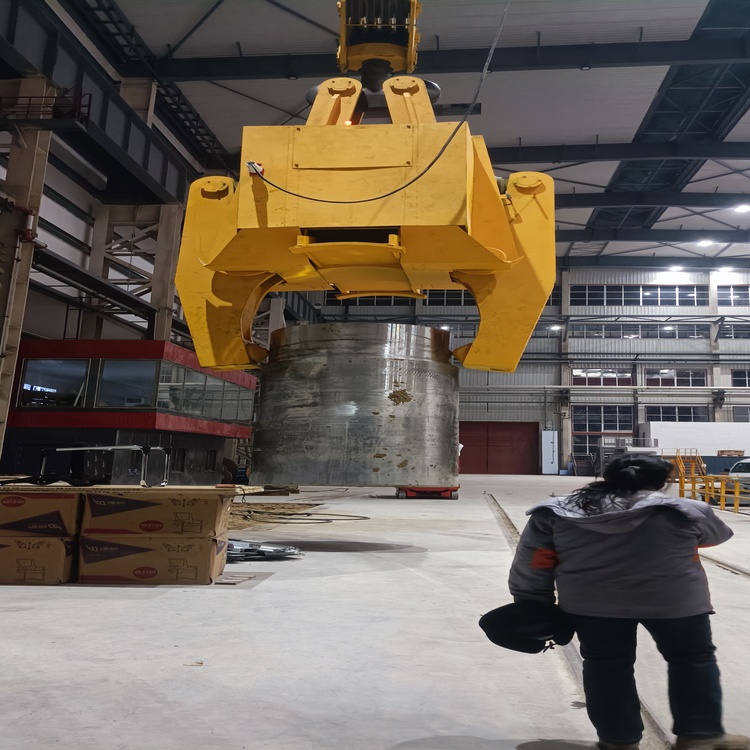 50-ton mechanical aluminum ingot clamps in use in a European aluminum enterprise