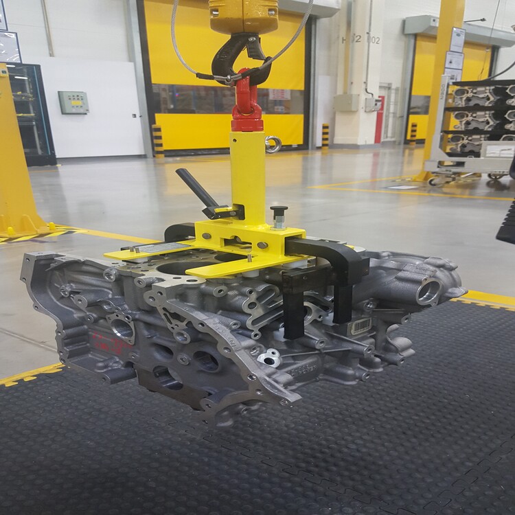 高强度轻量化汽车吊具在重型机械维护场景的应用