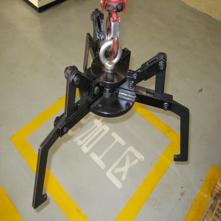 Heavy-duty bearing ring lifting tool in operation