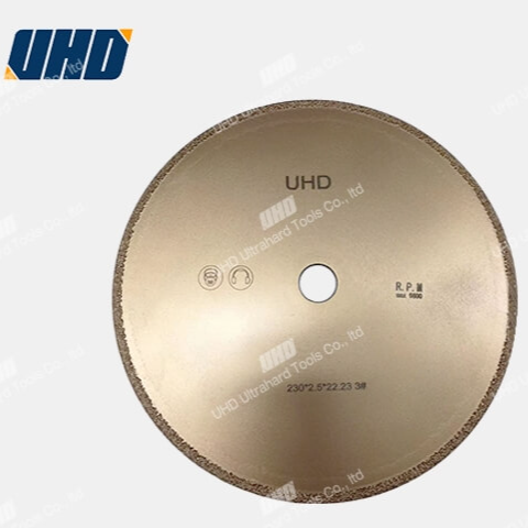 施工现场操作人员佩戴防护装备进行锯片更换演示视频截图，突出安全意识