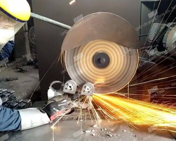 Illustration of proper maintenance and cleaning of 400H diamond saw blade cooling fins