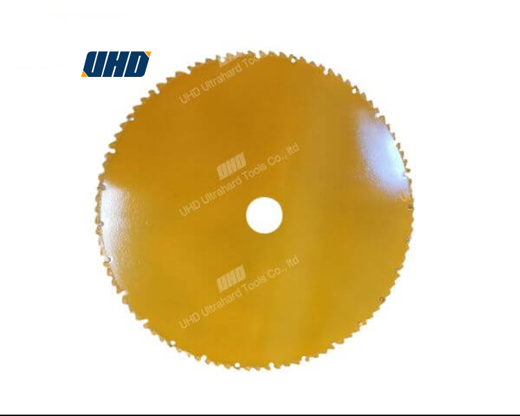 Side-by-side photo of a stabilized 400mm saw blade mounted on stone cutting vs an unstable blade on construction site