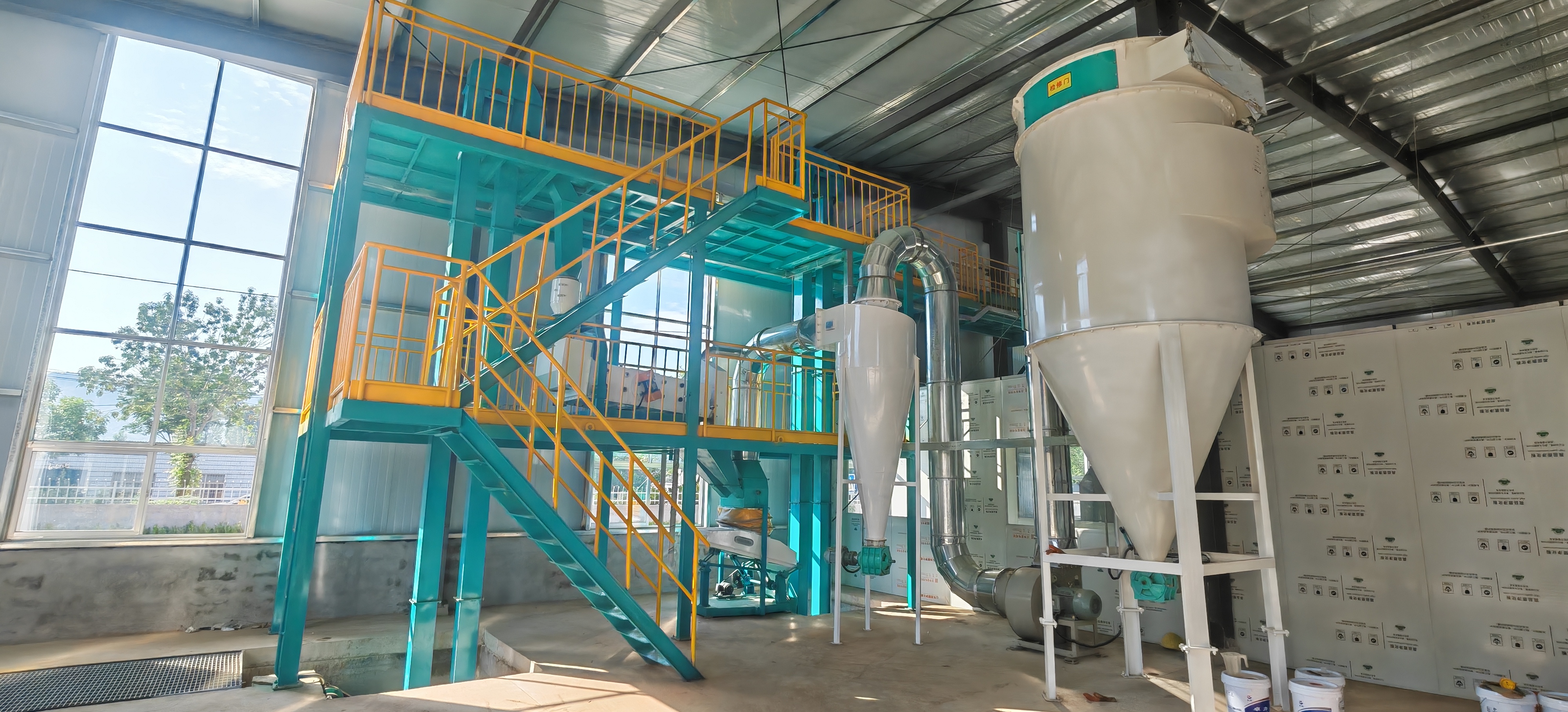 Peanut cleaning and shelling machine for oil processing