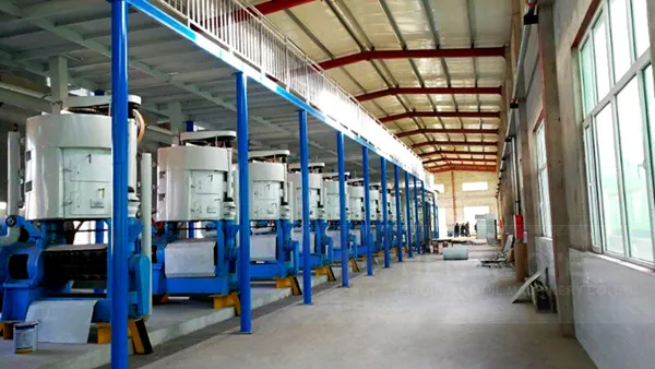 Малый фермер работает с портативным прессовым оборудованием для подсолнечного масла