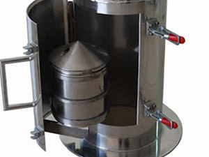 Close-up view of roasted peanuts ready for pressing in a Penguin Group榨油机