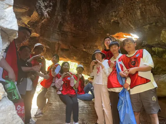 Company staff team building，Show the staff's style