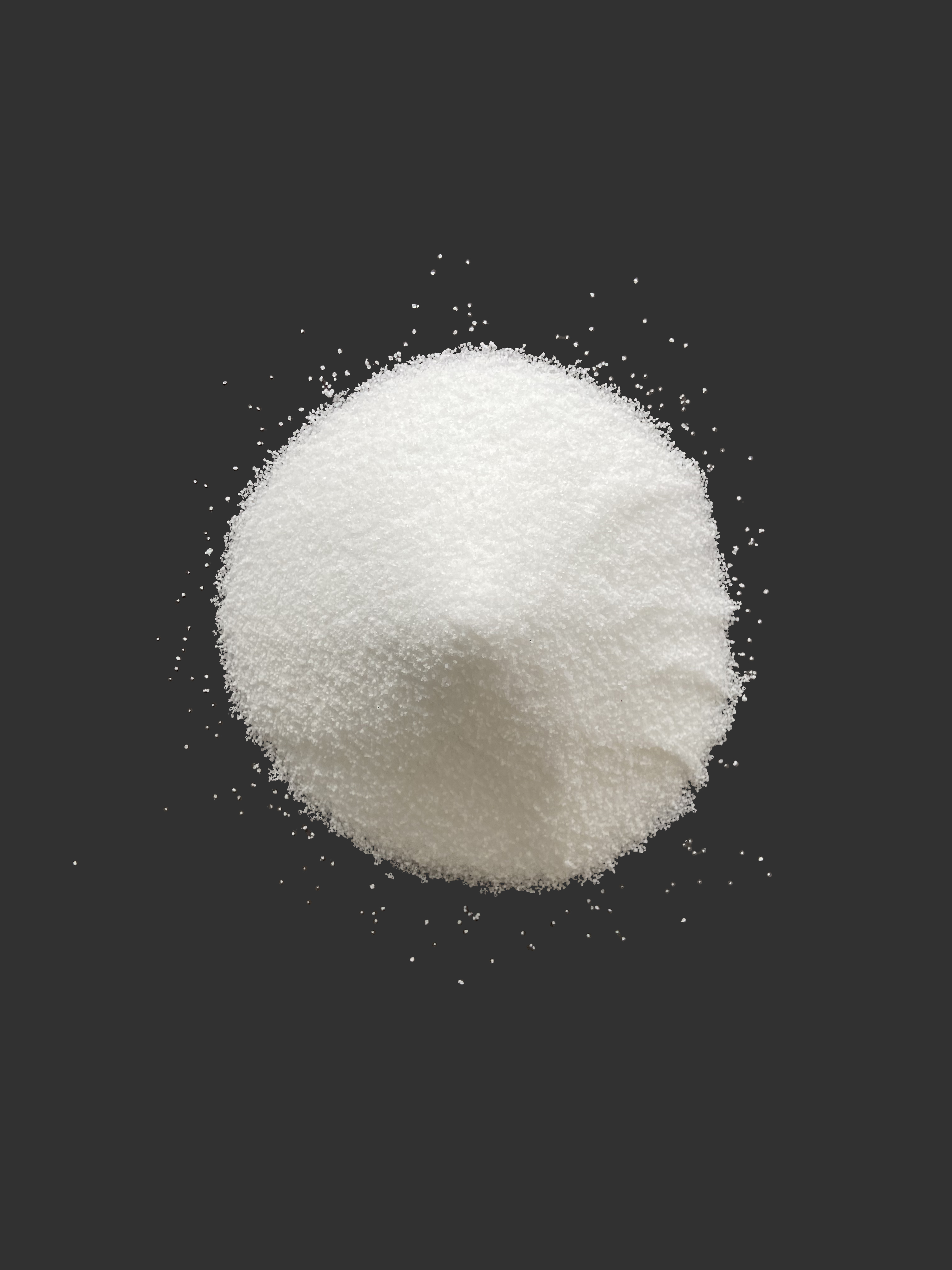 Phân amoni sunfat dạng hạt được trải đều trên mặt đất