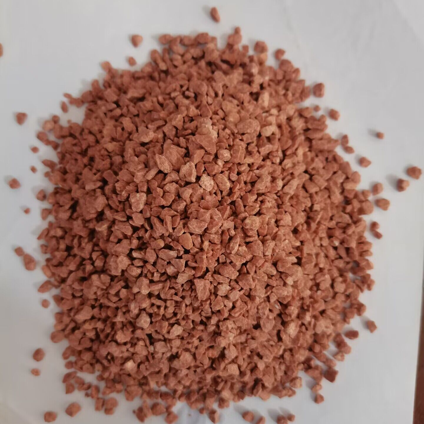 近距离观察颗粒状硫酸铵在精密撒布机中均匀分布的情况，显示出一致的粒度和流量。