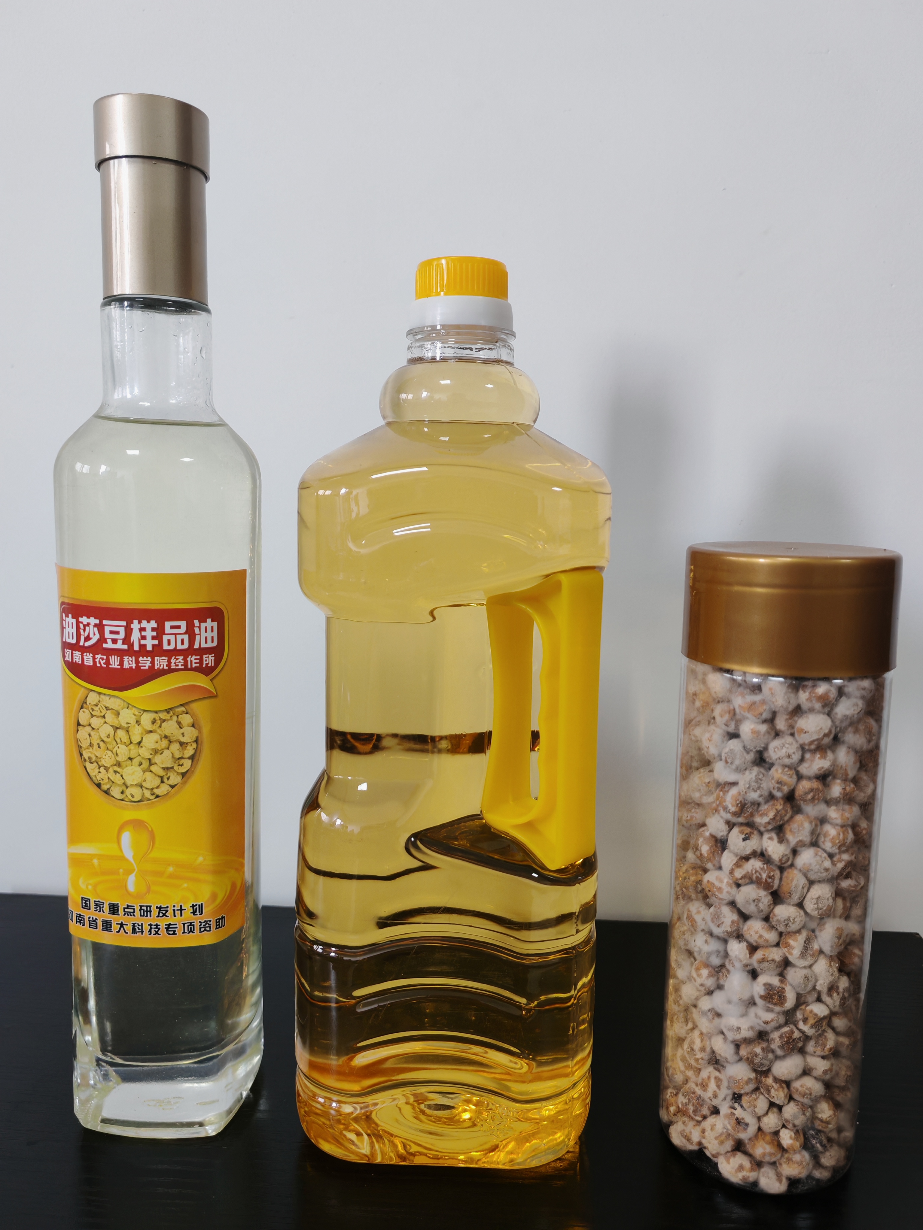 Kaltpressung von Schilddrüsenkernen in einem modernen Ölmühlenbetrieb – saubere, automatisierte Prozesse für höchste Reinheit.