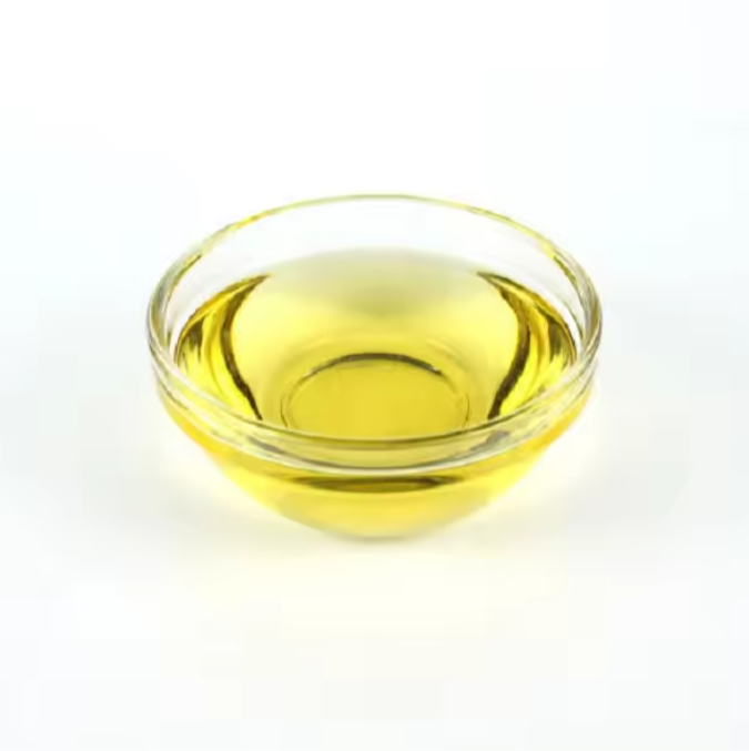 Ein Glas Gelbes Nussgrasöl neben einem Salat