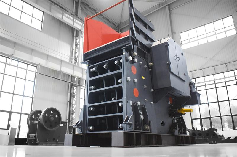 Détail technique de la structure à patins du concasseur MK, montrant son adaptation aux sols inégaux