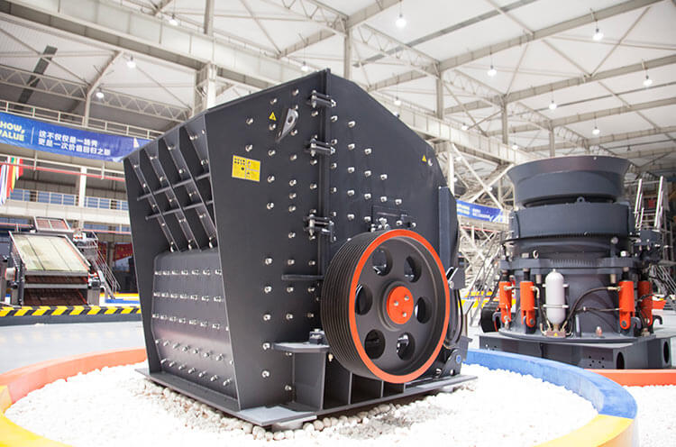 Impact crusher crushing chamber design and feed material flow