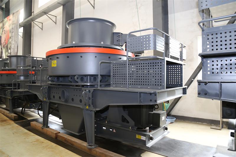 Heavy-duty rotor with optimized mass distribution for impact crushers