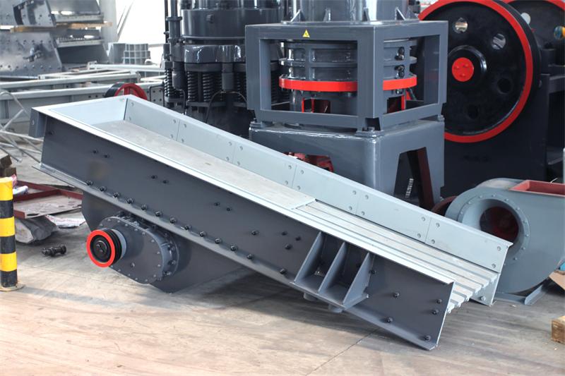 Монтаж вибрационного питателя F5X на конвейерной линии в карьере — надежное соединение и минимальные вибрации