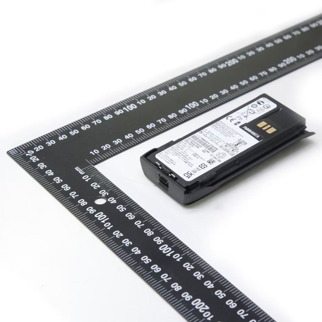 摩托罗拉GP系列对讲机电池保养技巧示意图：展示正确充电方式与错误习惯对比