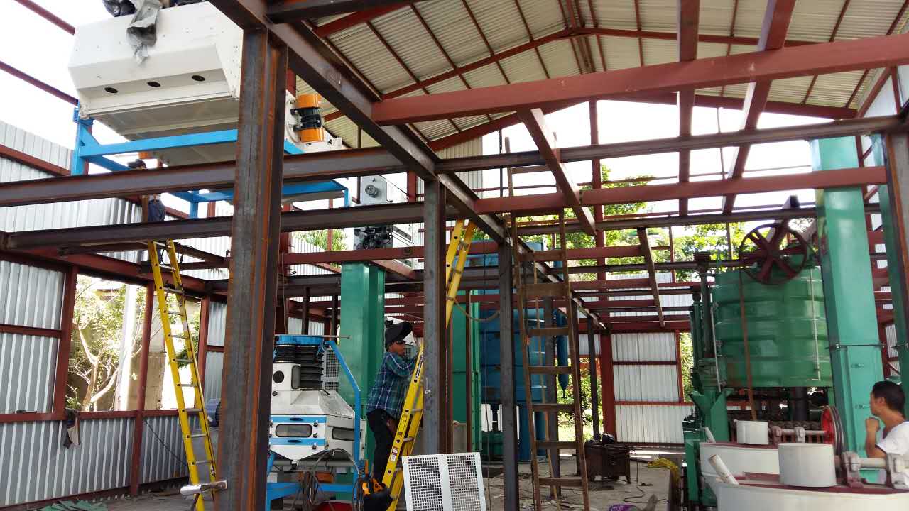 Planta avanzada de extracción por solventes y refinación física de aceite de cacahuete con ≤ 0,8 % de aceite residual y 1,5 kg/t de pérdida de solvente.