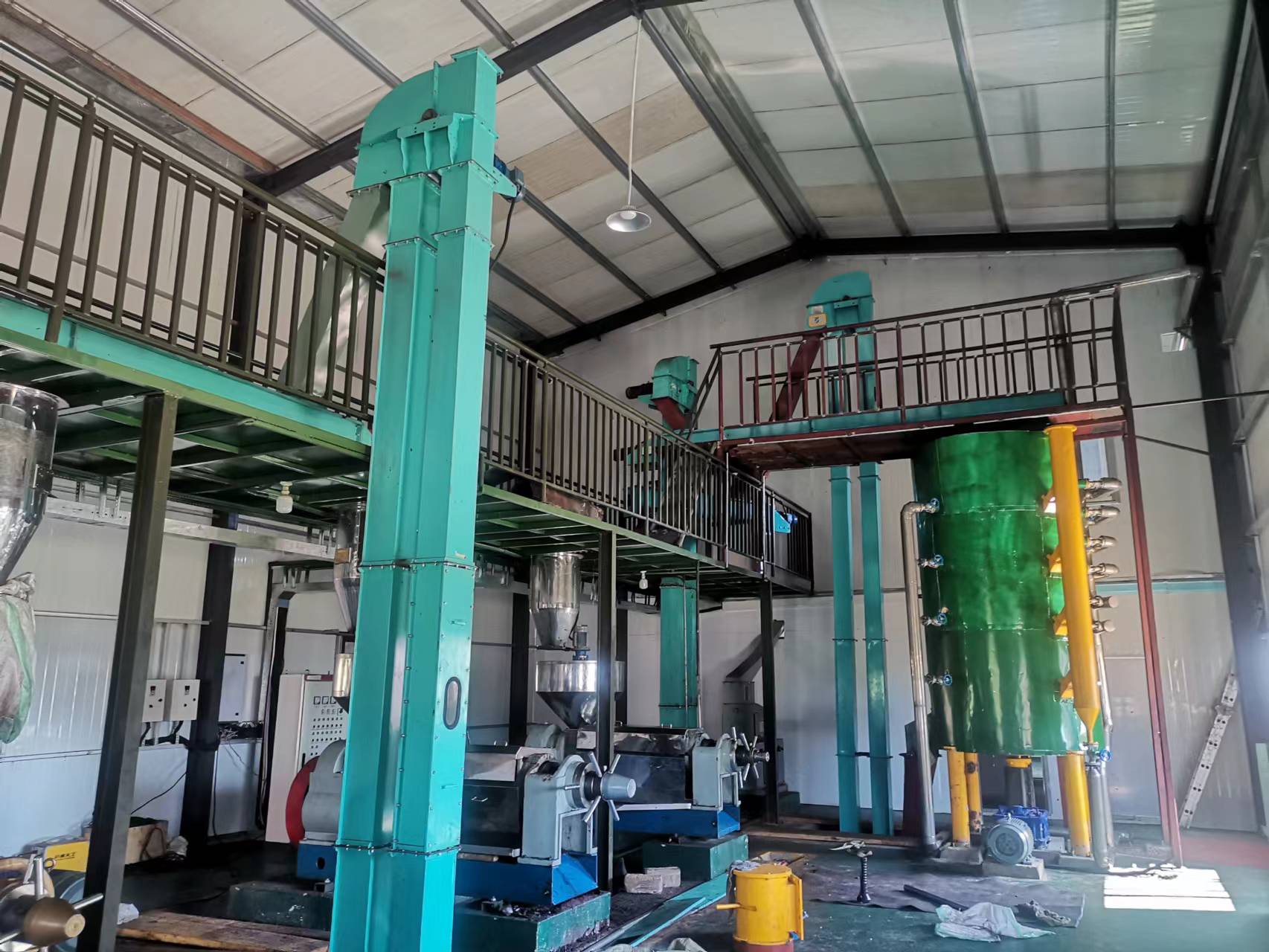 Máquina industrial automática para la extracción de manteca de karité a la venta en África Occidental, equipada con torres de refinación de acero inoxidable y sistema de control PLC.