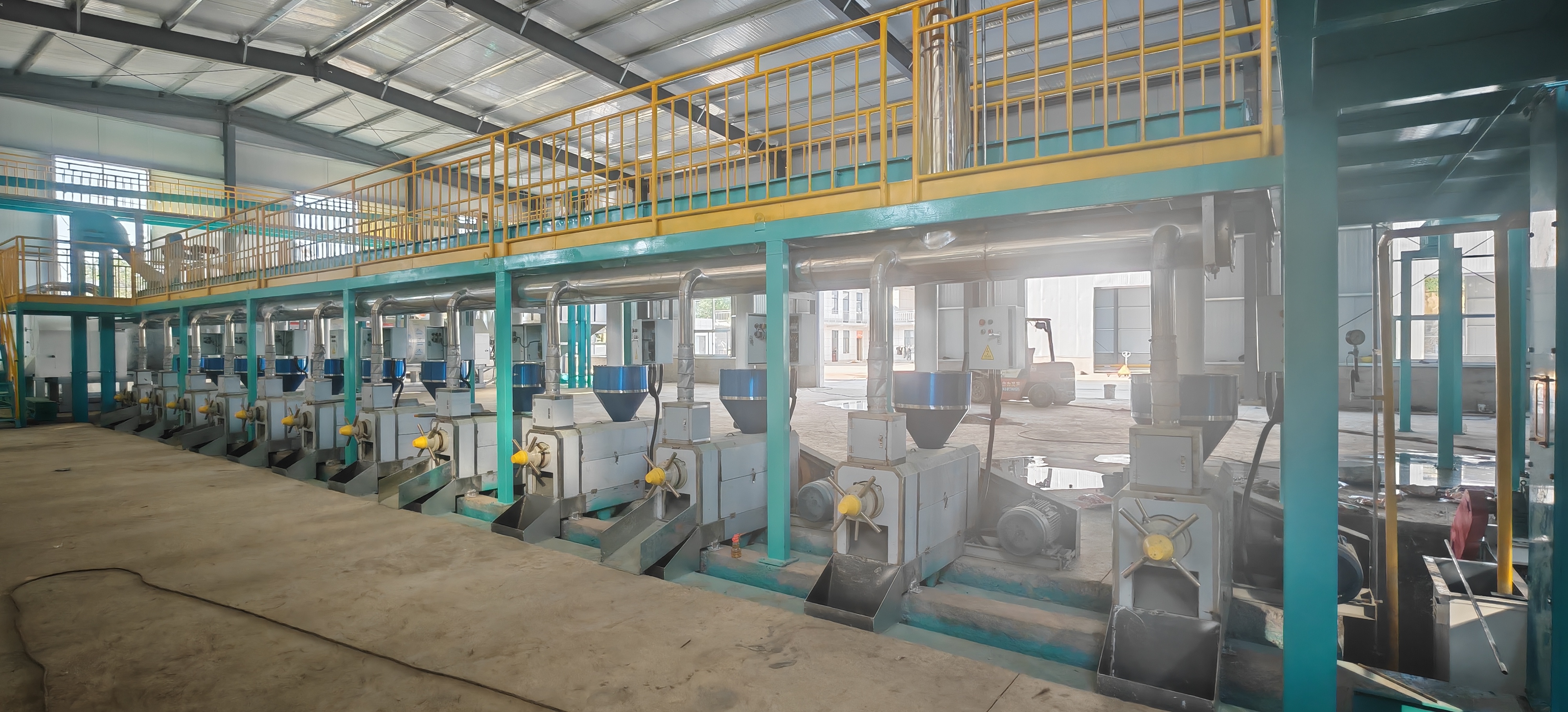 Технологическая схема линии рафинирования арахисового масла «под ключ» (2026 год), демонстрирующая процессы обезжиривания, отбеливания и физической очистки с использованием технологии удаления свободных жирных кислот.